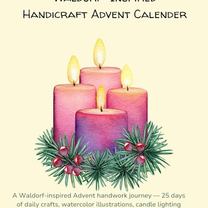 Puede incluir: Ilustración de un calendario de Adviento de inspiración Waldorf. La imagen presenta cuatro velas encendidas en tonos rosa y morado, rodeadas de vegetación y bayas rojas. El texto dice "Calendario de Adviento de artesanía Waldorf."