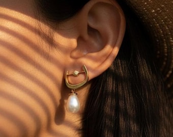 Arabic Calligraphy Earrings with White Pearl Drop – Personalized Gold Letter Earrings | Custom Arabic Name Jewelry | Elegant Gift for Her