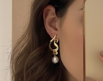 Arabic Calligraphy Earrings with White Pearl Drop – Personalized Gold Letter Earrings | Custom Arabic Name Jewelry | Elegant Gift for Her