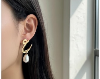 Arabic Calligraphy Earrings with White Pearl Drop – Personalized Gold Letter Earrings | Custom Arabic Name Jewelry | Elegant Gift for Her