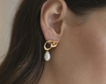 Arabic Calligraphy Earrings with White Pearl Drop – Personalized Gold Letter Earrings | Custom Arabic Name Jewelry | Elegant Gift for Her