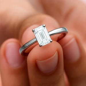 Bague solitaire simple anneau conique 4 griffes, bague d'anniversaire classique 1 carat taillée émeraude cultivée en laboratoire, bague faite main