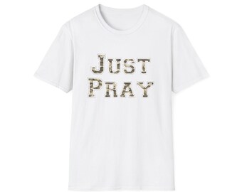 Camiseta cristiana unisex de estilo suave con la frase "Just Pray" en camuflaje.