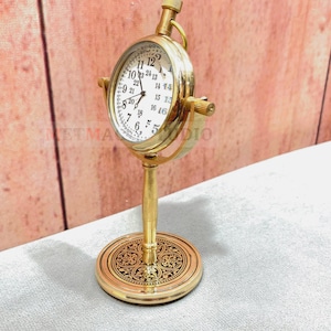 Horloge de table en laiton brut gravé - Pour la salle à manger, le salon, une étagère, des idées de décoration