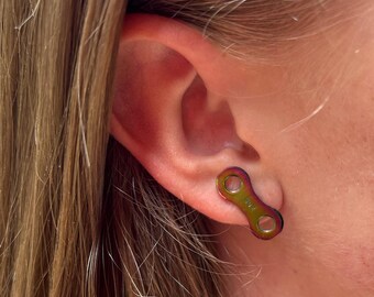 Pendientes de cadena de bicicleta con manchas de aceite