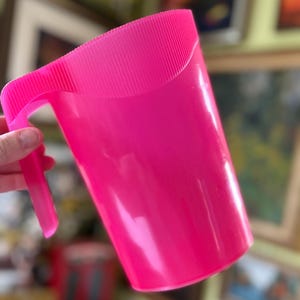 Sac à lait plastique vintage Mistral contenant pichet rose cerise rouge