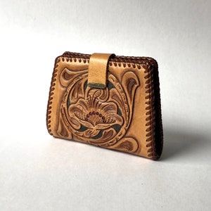 Impresionante billetera vintage de vinilo y cuero color canela repujado, billetera estilo billetera mexicana con motivo floral y monograma G L E