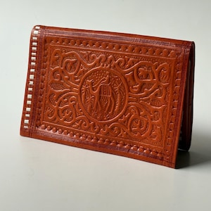 Portefeuille exotique en cuir de sienne repoussé vintage doux motif floral marocain détail tissé sculpté