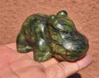 Handskuren flodhästskulptur i naturlig grön jade | Kristallflodhästfigur för heminredning och kristallsamling