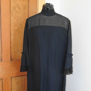 GERTRUDE CAROL of KNIGHTSBRIDGE Vintage 60er 70er schwarzes Kleid in voller Länge mit spitzenbesatztem Rüschensaum und Ärmeln