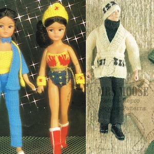 以下が含まれることがあります： 3 体のドール用の編み物パターン。青いスーツを着たドール、ワンダーウーマンの衣装を着たドール、白いカーディガンと黒いパンツを着たドールが含まれています。