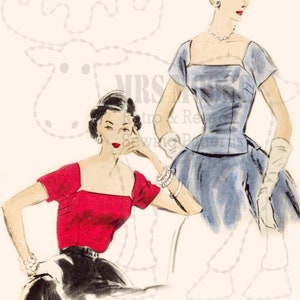 Op de afbeelding: Twee vrouwen in vintage stijl jurken. De vrouw links draagt een rood topje met een vierkante halslijn en korte mouwen. De vrouw rechts draagt een blauwe jurk met een vierkante halslijn en korte mouwen. Beide vrouwen dragen parelkettingen.