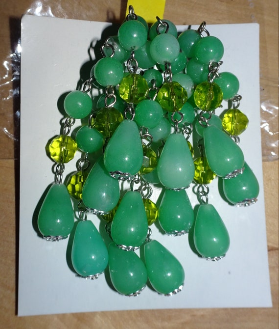 Beautiful droplet bead Green Brooch with repro vi… - image 2