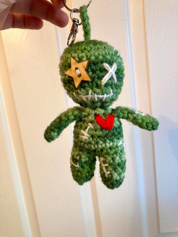 ブードゥーチャイル　Voodoo Chile ハンドメイド Crochet Voodoo Doll Keychain: Handmade Amigurumi With a Botton Eye