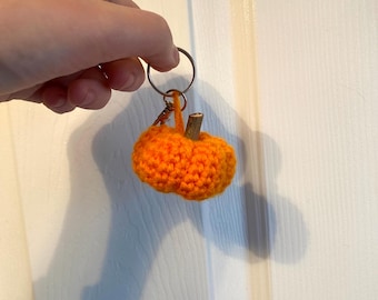 Llavero de calabaza de crochet: Peluche amigurumi de Halloween hecho a mano
