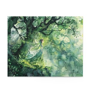 以下が含まれることがあります： 緑の森の妖精の水彩画が描かれたジグソーパズル。妖精は、緑豊かな葉を持つ大きな木の近くに立っています。パズルは長方形です。