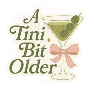 Peut inclure: Un autocollant représentant un verre à martini avec des olives et un nœud rose. Le texte "A Tini Bit Older" est en écriture verte. Le verre à martini est rempli d'un liquide vert.