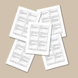 Może przedstawiać: Stos białych arkuszy z zadaniami matematycznymi wydrukowanymi czarnym tuszem. Każdy arkusz zawiera wiele zadań z miejscem na odpowiedzi. Arkusze są ułożone w lekko zachodzącym na siebie wzorze.