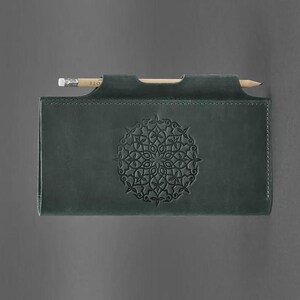 Leather women's travel case 3.0 green with mandala - BN-TK-3-iz-man