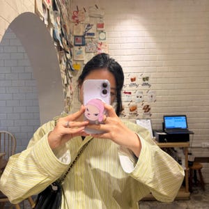 Agarre magnético para teléfono Yoshitomo Nara hecho a mano: soporte y accesorio elegante