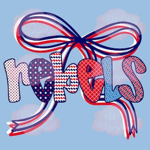 Può includere: Un design patriottico con la parola "Rebels" in motivi rossi, bianchi e blu. Le lettere sono decorate con pois, stelle e disegni geometrici, con un fiocco e nastri. Lo sfondo è azzurro.