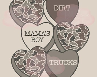Puede incluir: Ilustración digital de seis caramelos en forma de corazón en tonos marrón, gris y blanco. Algunos corazones tienen un patrón de camuflaje, mientras que otros tienen el texto "DIRT", "MAMA'S BOY" y "TRUCKS".