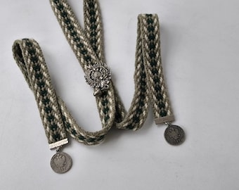 Corbata bolo tirolesa vintage verde oliva, de lana fina tejida con hebilla de bellota. Dirndl