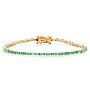 Peut inclure: Un bracelet en or orné d'une série de pierres précieuses vert émeraude rectangulaires. Le bracelet est doté d'un fermoir sécurisé et est serti dans une monture en or. Les pierres sont espacées uniformément.