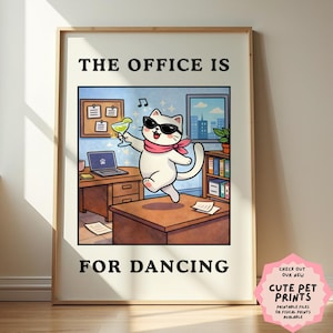 Può includere: Una stampa incorniciata con la scritta "THE OFFICE IS FOR DANCING". L'opera presenta un gatto dei cartoni animati con occhiali da sole e una sciarpa rosa, che tiene in mano un cocktail. Il gatto balla su una scrivania in un ambiente d'ufficio.