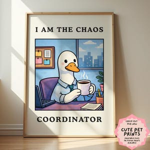 Può includere: Una stampa incorniciata con un'oca dei cartoni animati in un ufficio, che tiene una tazza di caffè. Il testo recita "I AM THE CHAOS COORDINATOR". Un adesivo rosa nell'angolo dice "CUTE PET PRINTS".