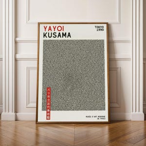 Può includere: Una stampa artistica incorniciata con il nome "YAYOI KUSAMA" e il testo "TOKYO 1990". L'opera d'arte presenta un motivo in bianco e nero. È visibile anche testo aggiuntivo in giapponese e francese.