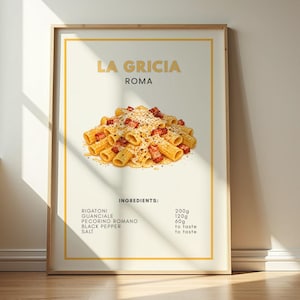 Può includere: Un poster incorniciato raffigurante un piatto di pasta, La Gricia, con la città di Roma nel titolo. L'immagine mostra rigatoni con guanciale, formaggio Pecorino Romano e pepe nero. Gli ingredienti e le loro misure sono elencati.
