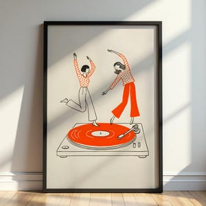 Può includere: Stampa artistica incorniciata con un'illustrazione minimalista di due figure che ballano su un giradischi. Il disco è arancione brillante e le figure indossano camicie a pois e pantaloni arancioni e grigi. Una stampa artistica a tema retrò.