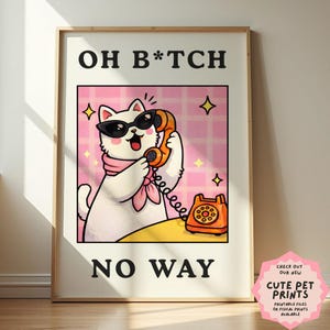 Può includere: Una stampa incorniciata con un gatto dei cartoni animati con occhiali da sole e una sciarpa rosa, che tiene in mano un telefono arancione. Il testo "OH B*TCH NO WAY" è sopra e sotto l'illustrazione del gatto. Un telefono arancione è su una superficie gialla.