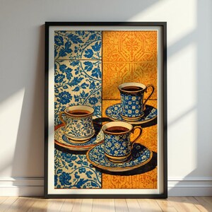 Può includere: Stampa artistica incorniciata con tre tazze di caffè su piattini. Le tazze e i piattini presentano un motivo floreale blu. Lo sfondo è diviso in piastrelle blu e gialle decorate.