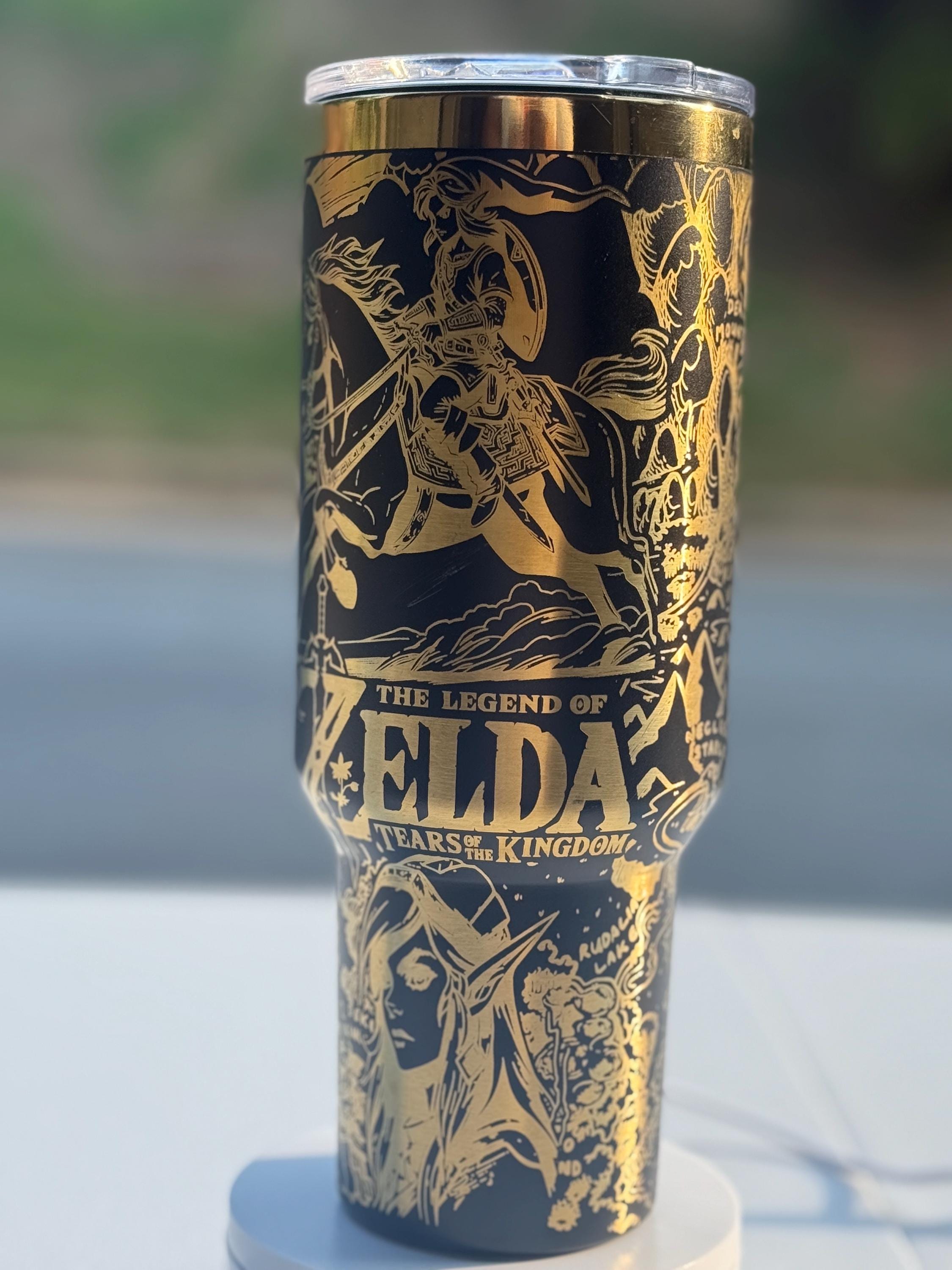 ヒトガタ 錆びた 金属 オブジェ Legend of Zelda Engraved Tumbler 40oz | Stainless Steel Gamer Cup