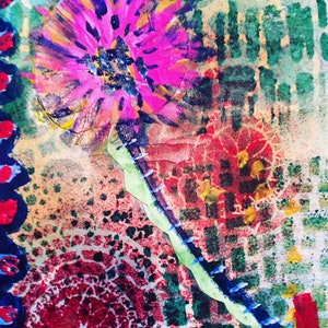 Op de afbeelding: Abstracte schilderij met een roze bloem, een groene stengel en een rode pijl. De achtergrond is een mix van groen, rood en wit.