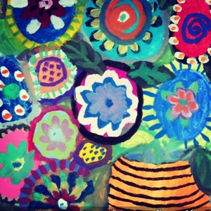 Op de afbeelding: Een kleurrijk abstract schilderij met verschillende bloemen in verschillende kleuren en patronen. De bloemen zijn geschilderd in een speelse stijl met felle kleuren en vormen. De achtergrond is donkergroen met hints van geel en oranje.