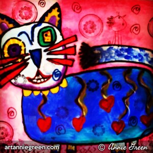 Op de afbeelding: Een kleurrijk abstract schilderij van een kat met rode, blauwe, gele en witte details. De kat draagt een blauwe en gele halsband en heeft een rood hart op zijn borst. De achtergrond is roze met witte cirkels en swirls.