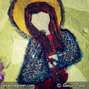 Op de afbeelding: Een schilderij van een vrouw met lang bruin haar, die een blauwe en zwarte gebloemde jurk draagt met een rode bovenkant. De vrouw houdt een rozenkrans in haar handen en heeft een halo boven haar hoofd. De achtergrond is lichtgroen.