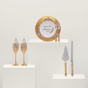 Gold Wedding Flutes for Bride and Groom – Luxury Cake Cutting Set with Personalized Knife and Server – Elegant Wedding Gift