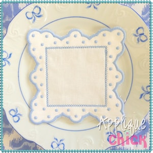 Serviette cocktail avec bordure festonnée fantaisie, bordure ajourée, motif de broderie machine ITH