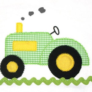 Könnte beinhalten: Ein grüner und gelber Traktor mit schwarzen Rädern und einem grün-weiß karierten Muster. Der Traktor befindet sich auf einer grünen Wellenlinie.