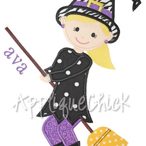 Könnte beinhalten: Ein schwarz-weiß gestreifter Hexenhut mit Zebra-Muster, einem violetten Band und einem gelben Besen mit weißen Punkten. Die Hexe trägt ein schwarzes Kleid mit weißen Punkten, lila Leggings mit einem Wirbelmuster und schwarze Schuhe mit weißen Punkten. Der Name der Hexe ist "ava" in lila geschrieben.