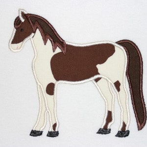 Puede incluir: Un caballo marrón y blanco con una crin y cola marrones. El caballo está de pie sobre un fondo blanco.