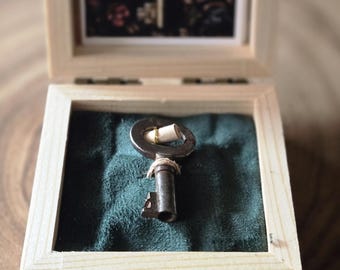 Juego de regalo de llave de barril hueco de latón antiguo genuino, caja de recuerdo, pergamino de intención, llave maestra vintage, herramienta de manifestación