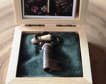 Juego de regalo de llave de barril hueco de latón antiguo genuino, caja de recuerdo, pergamino de intención, llave maestra vintage, herramienta de manifestación