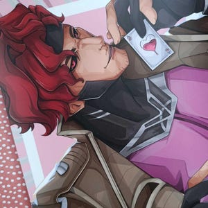 Könnte beinhalten: Eine digitale Illustration einer Figur mit welligem rotem Haar, die eine braune Jacke mit silbernen Akzenten über einem rosa Hemd trägt und eine Spielkarte mit einem rosa Herzsymbol hält. Die Figur hat dunkle Augen und ein schwarzes Stirnband.