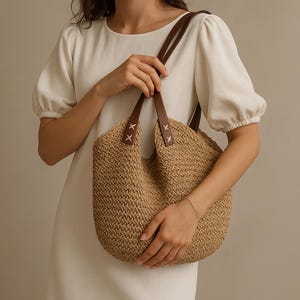 Einkaufstasche aus Stroh mit Ledergriffen – Geflochtene Sommer-Strandtasche, Boho Markttasche, große handgemachte Schultertasche – natur oder braun
