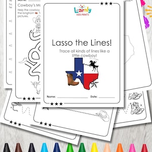 Puede incluir: Un montón de hojas de actividades blancas con ilustraciones de vaqueros y el texto "Lasso the Lines!" y "Trace all kinds of lines like a little cowboy!" Una fila de crayones de colores en la parte inferior.